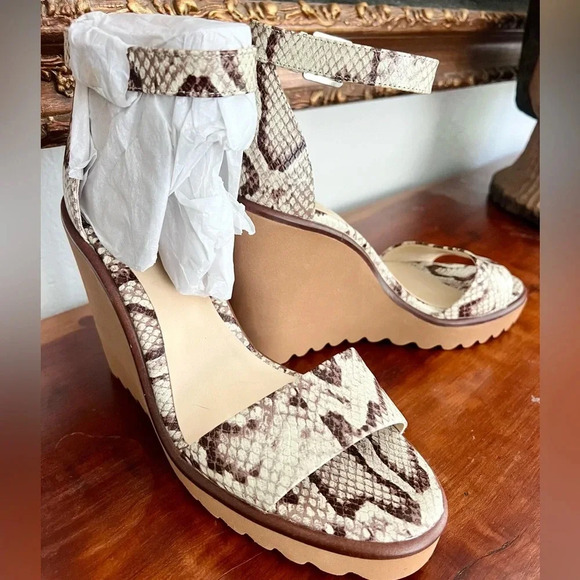 Vince Camuto Snakeskin Size 9 Wedges 4.5” Heel New W/O Tags or Box - Picture 2 of 7